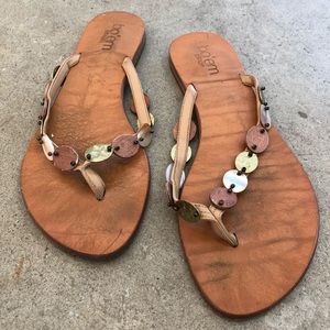 Bo’em Plage Leather Sandals w Shell Metal and Wood